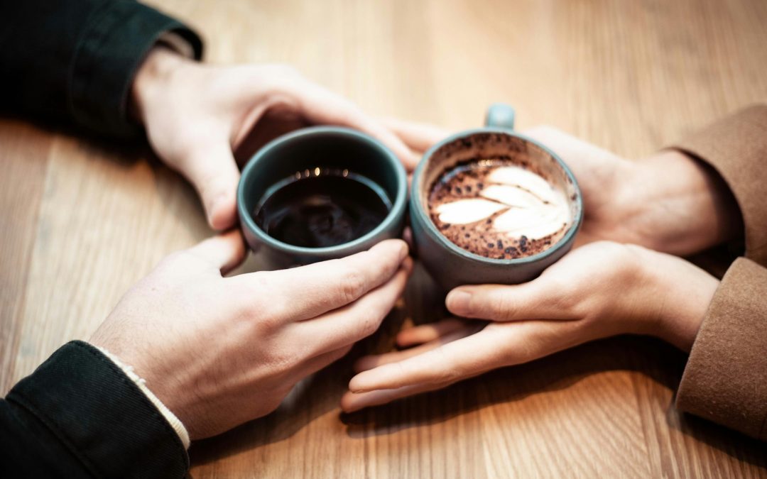 Zwei Gesprächspartner mit Kaffeetassen