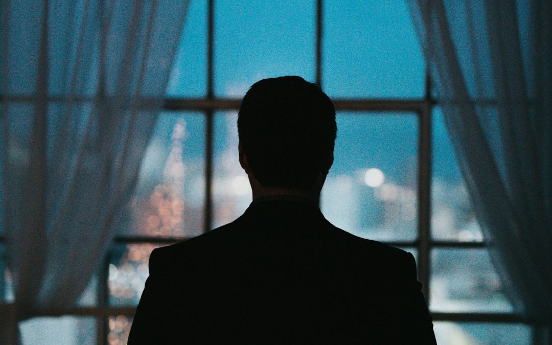 Silhouette eines Mannes vor einem Fenster