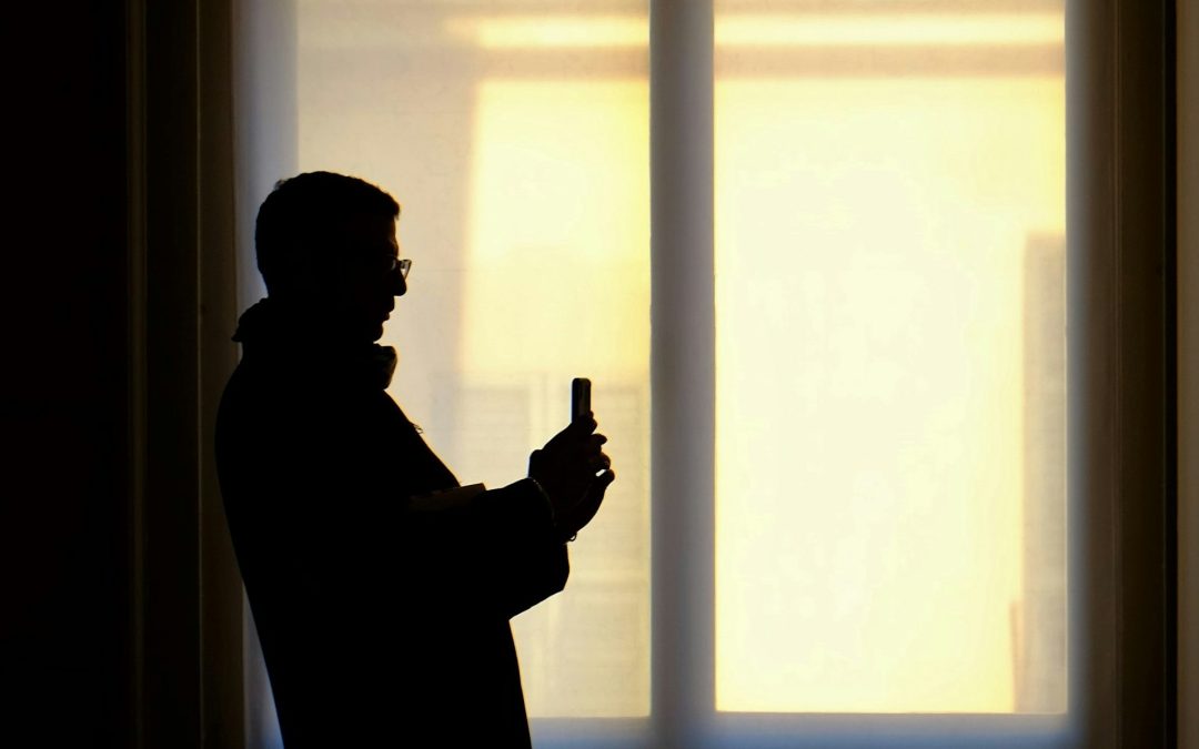 Silhouette eines Mannes vor einem hellen Fenster