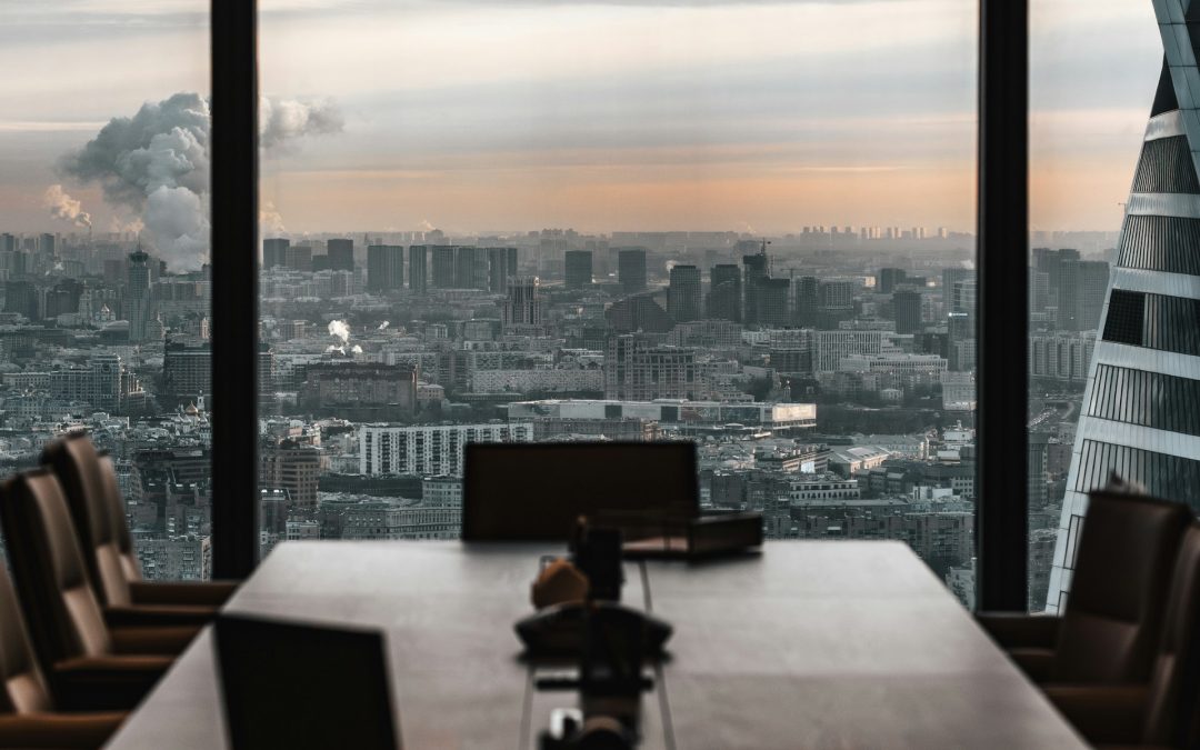 Leerer Konferenzraum mit Blick über die Stadt