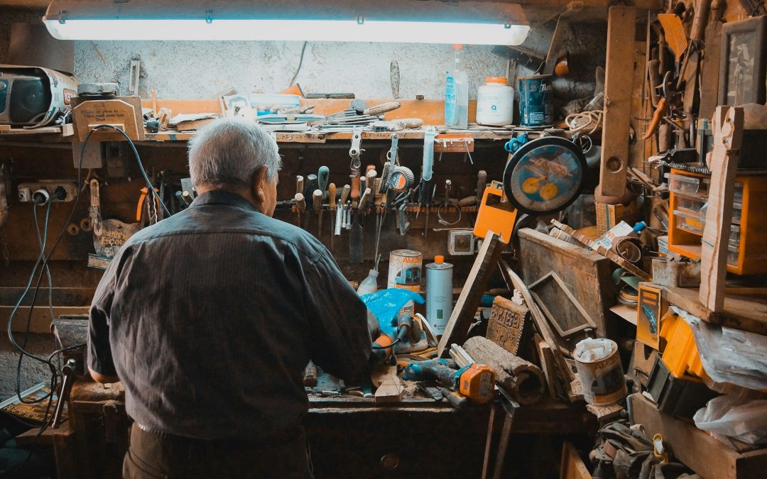 Ein Unternehmer in seiner Werkstatt